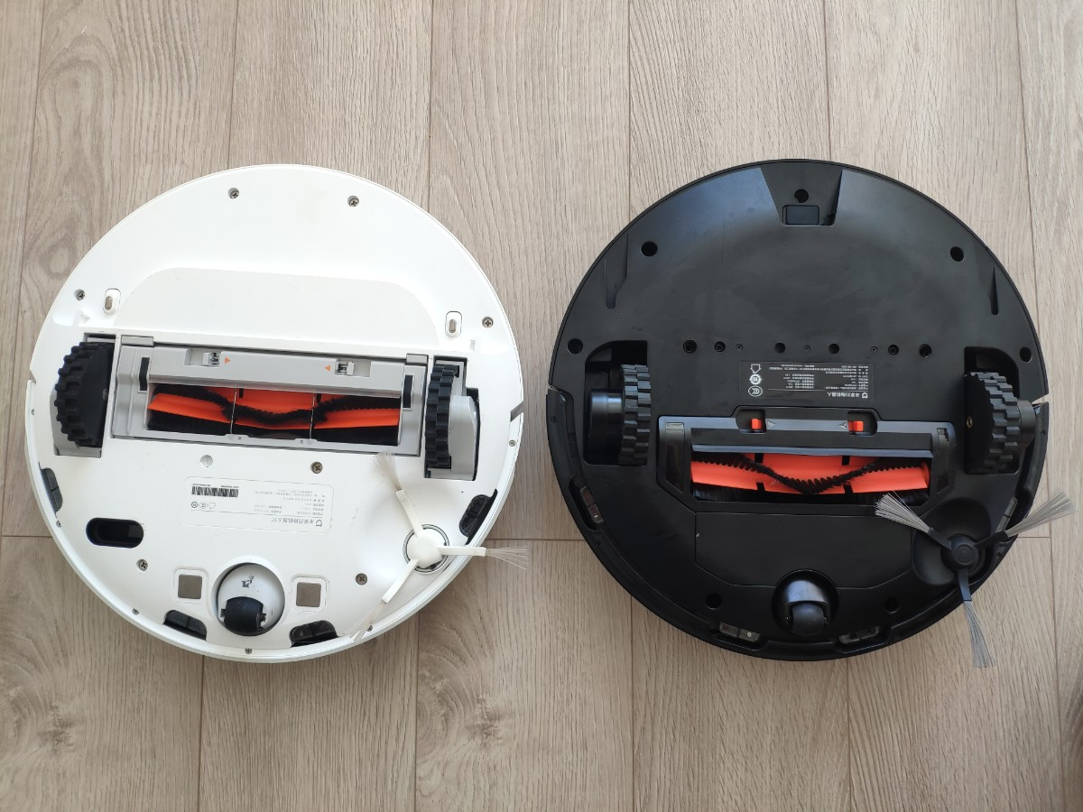Xiaomi Mijia 1C (left) and Mi Robot Vacuum Mop P underneath