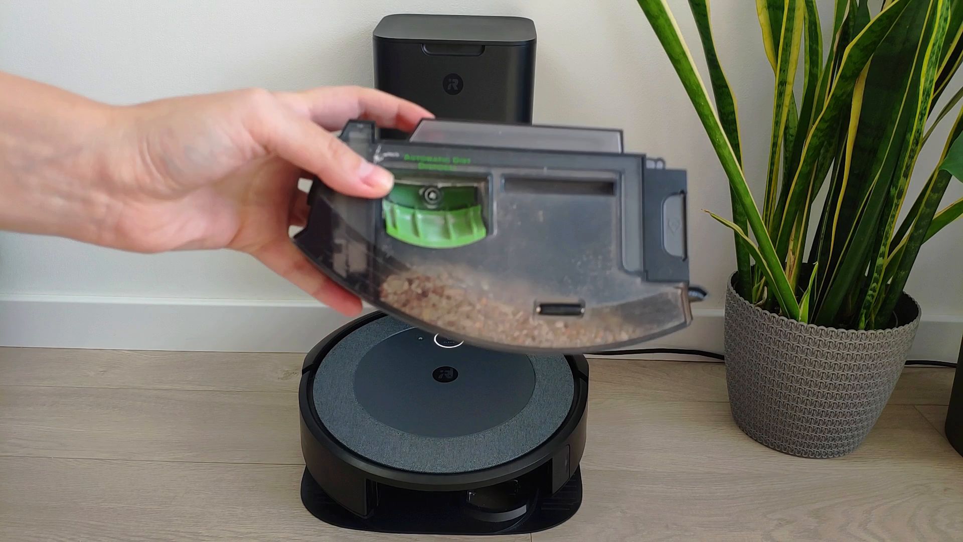 Roomba i3 self-emptying base test with heavy debris