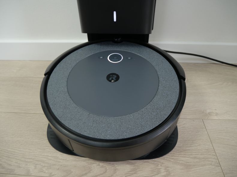 Roomba i3 charging on the base