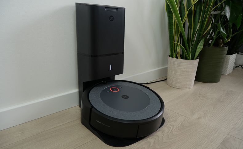 Roomba i3+ with a auto-emptying base