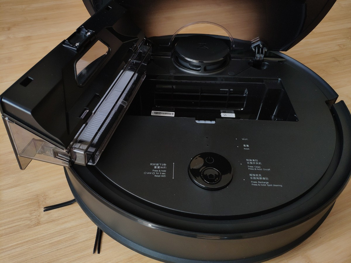 The semi-transparent lid of the Roborock S4 with a dustbin