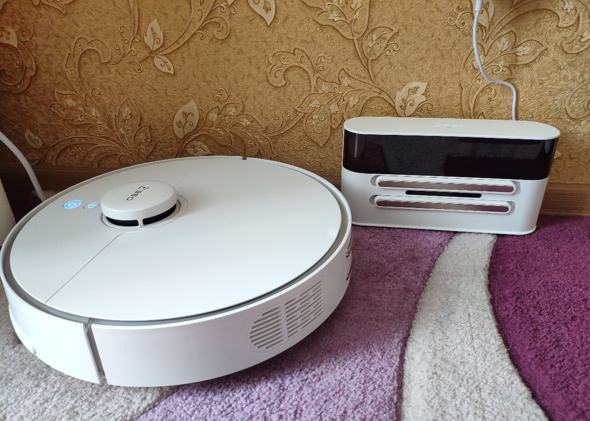 The S5 robot vacuum and the charging dock